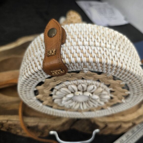 White Wicker Seashells Round Rattan Crossbody Purse Leather Strap Summer boho - Picture 2 of 8